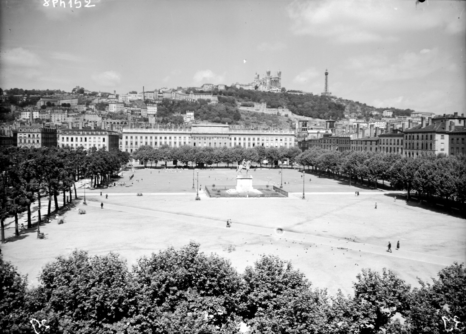 Place Bellecour en direction de Fourvière : photo négative NB sur plaque de verre, crédit Poix ou Pernet (sans date, cote : 8PH/152)