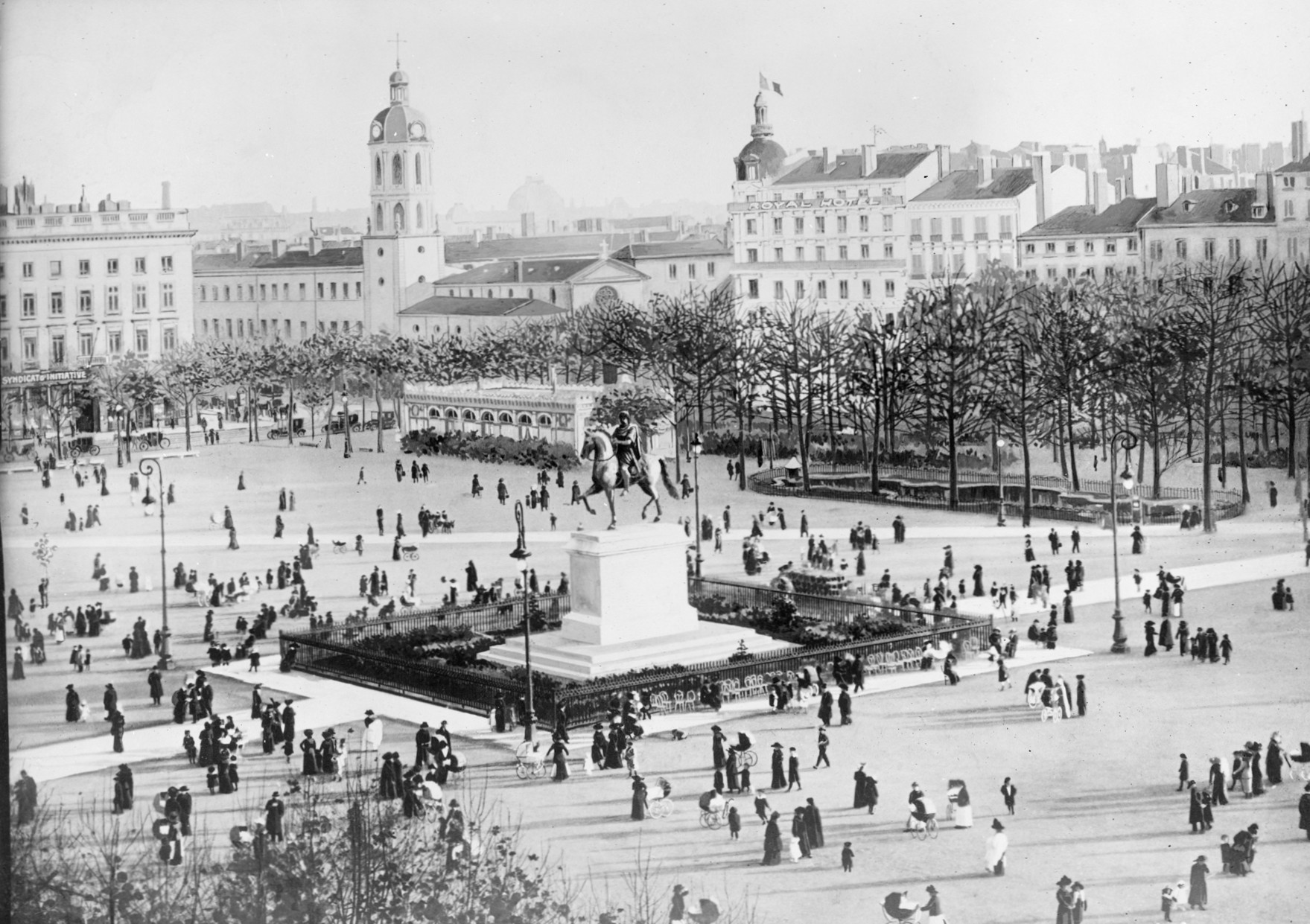 Place Bellecour en direction du sud-est : photo négative NB sur film souple, crédit E. Poix (sans date, cote : 8PH/2167)