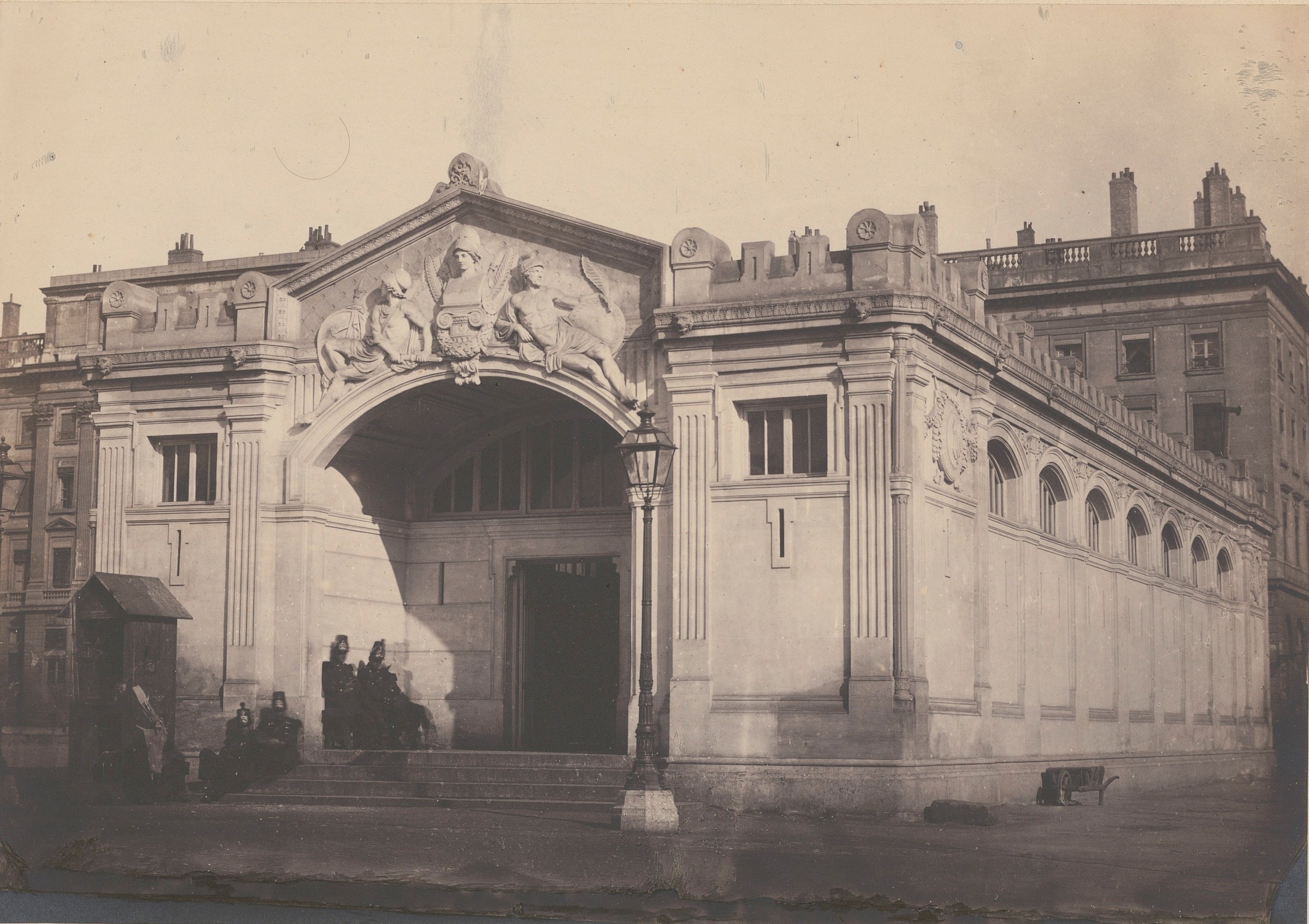 Place Bellecour, pavillon du corps de garde : tirage papier anonyme (sans date, cote : 100PH/3/13)