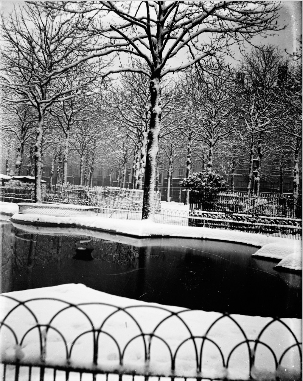 Place Bellecour, bassins au sud sous la neige : photographie négative sur plaque de verre, crédit La vie française (1900, cote : 10PH/189)