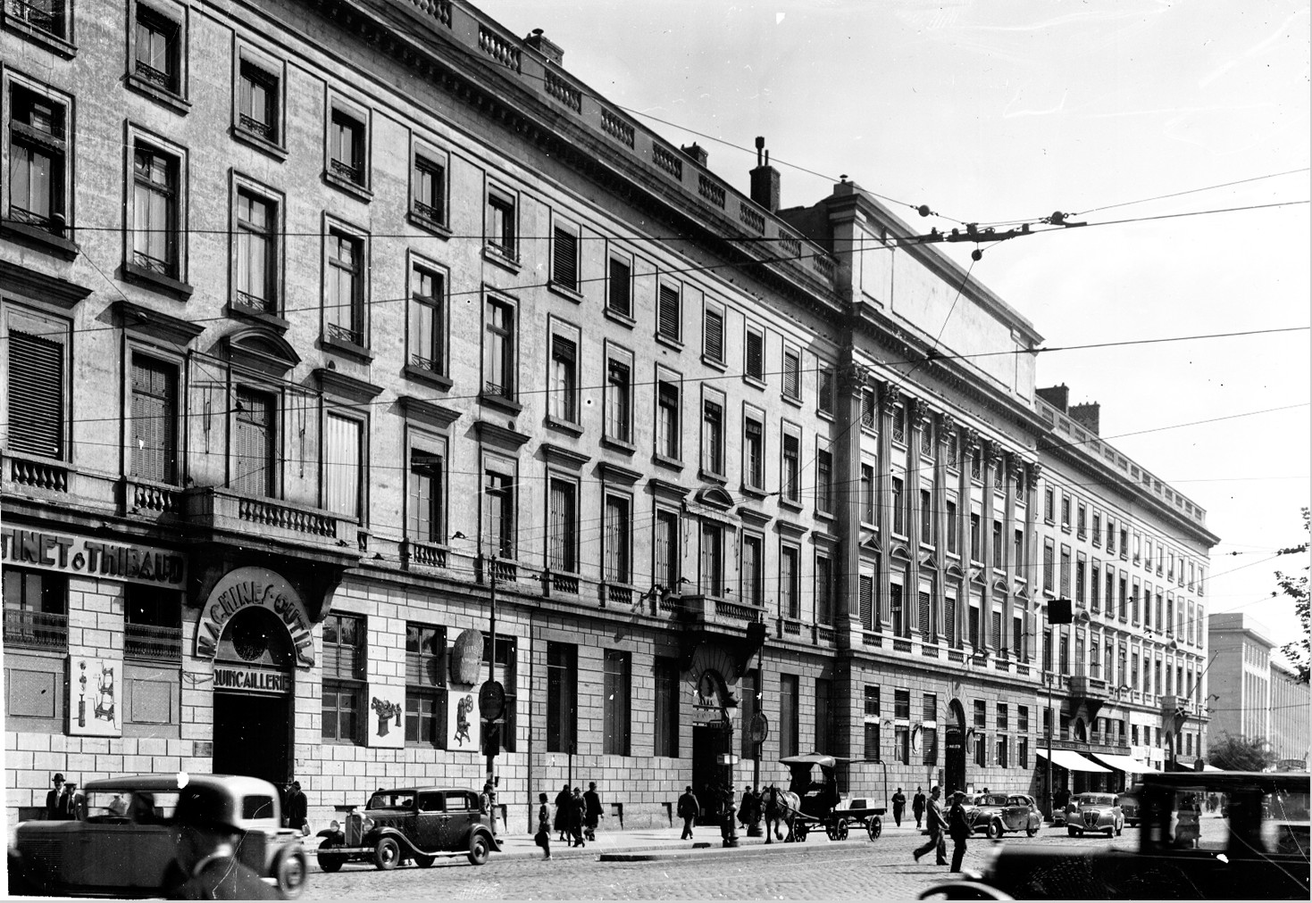 Place Bellecour côté est : photographie négative sur plaque de verre, crédit JC Gidrol (1938, cote : 15PH/1/428)