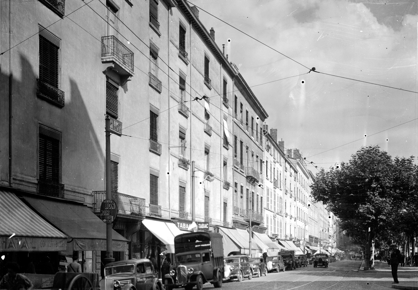 Place Bellecour côté nord : photographie négative sur plaque de verre, crédit JC Gidrol (1938, cote : 15PH/1/433)