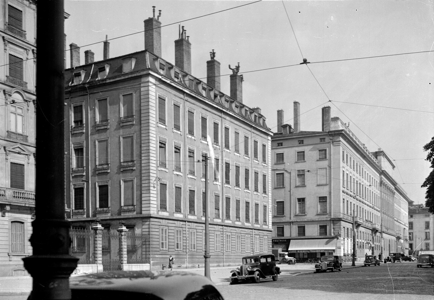 Place Bellecour côté ouest : photographie négative sur plaque de verre, crédit JC Gidrol (1938, cote : 15PH/1/434)