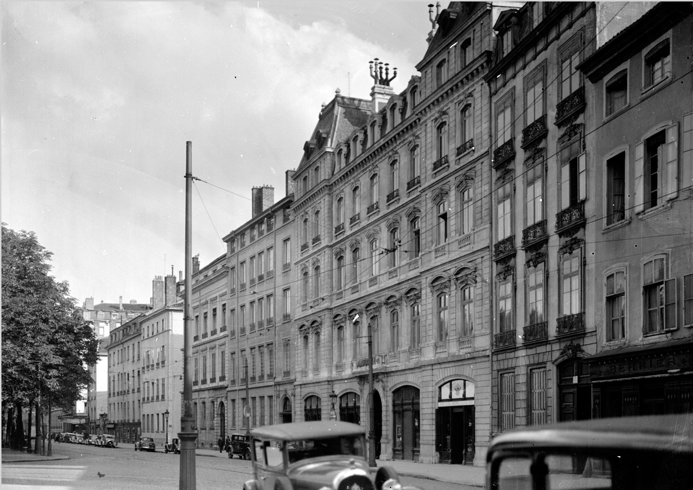 Place Bellecour côté sud : photographie négative sur plaque de verre, crédit JC Gidrol (1938, cote : 15PH/1/436)