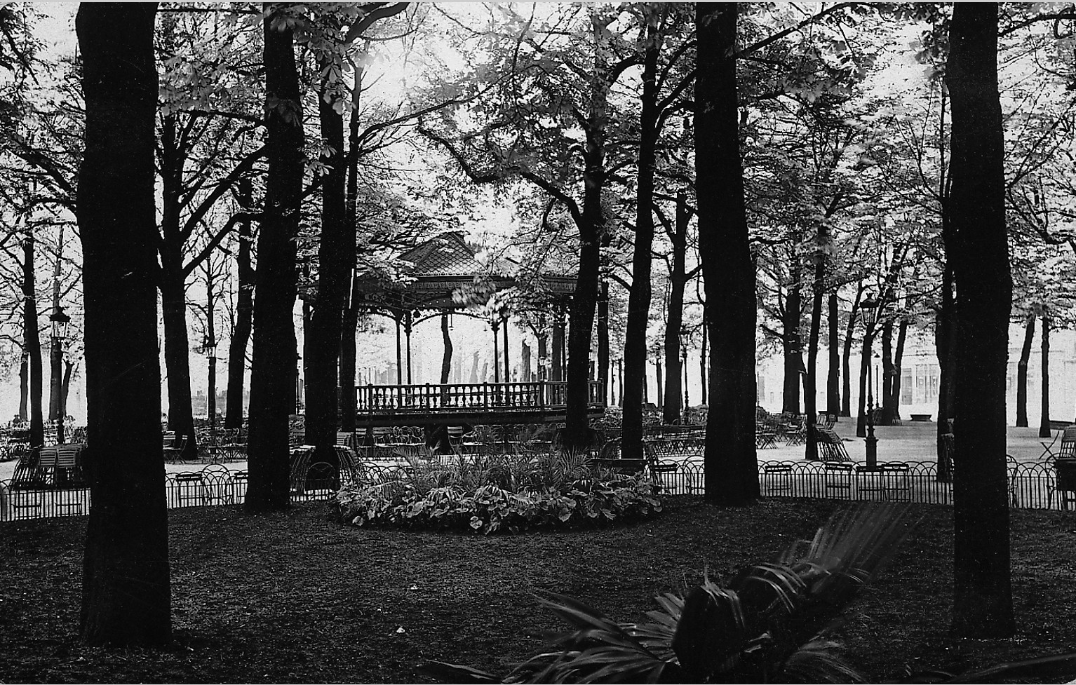 Place Bellecour, kiosque à musique : tirage photo. NB, crédit Poix (1930, cote : 1PH/1029)