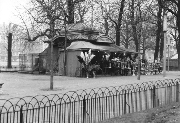 Place Bellecour, kiosque à fleurs : tirage photo. NB, crédit Jean-Paul Tabey (1972, cote : 1PH/3875, repro. commerciale interdite)