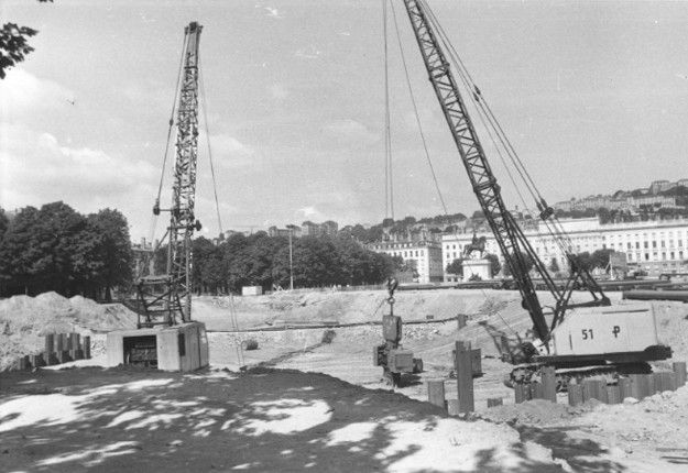 Place Bellecour, travaux du métro : tirage photo. NB, crédit Jean-Paul Tabey (1974, cote : 1PH/4920, repro. commerciale interdite)