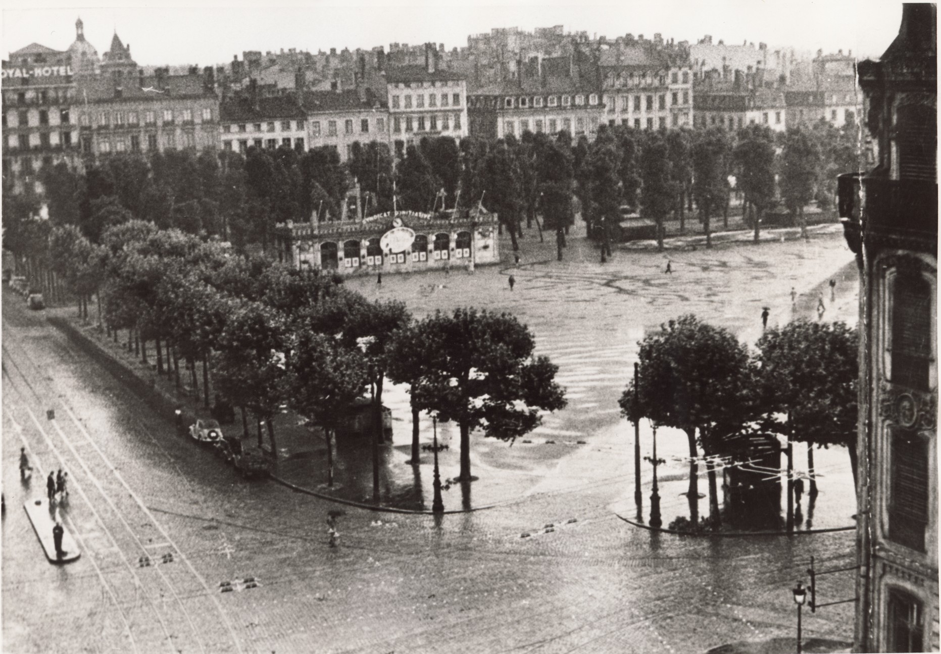 Place Bellecour, vue de l'angle sud-est : tirage photo. NB, crédit Lachassagne (1952, cote : 1PH/5041, repro. à usage privé)