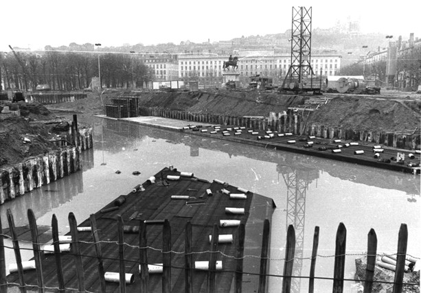 Place Bellecour, travaux du métro : tirage photo. NB, crédit Jean-Paul Tabey (1974, cote : 1PH/5363/1, repro. commerciale interdite)