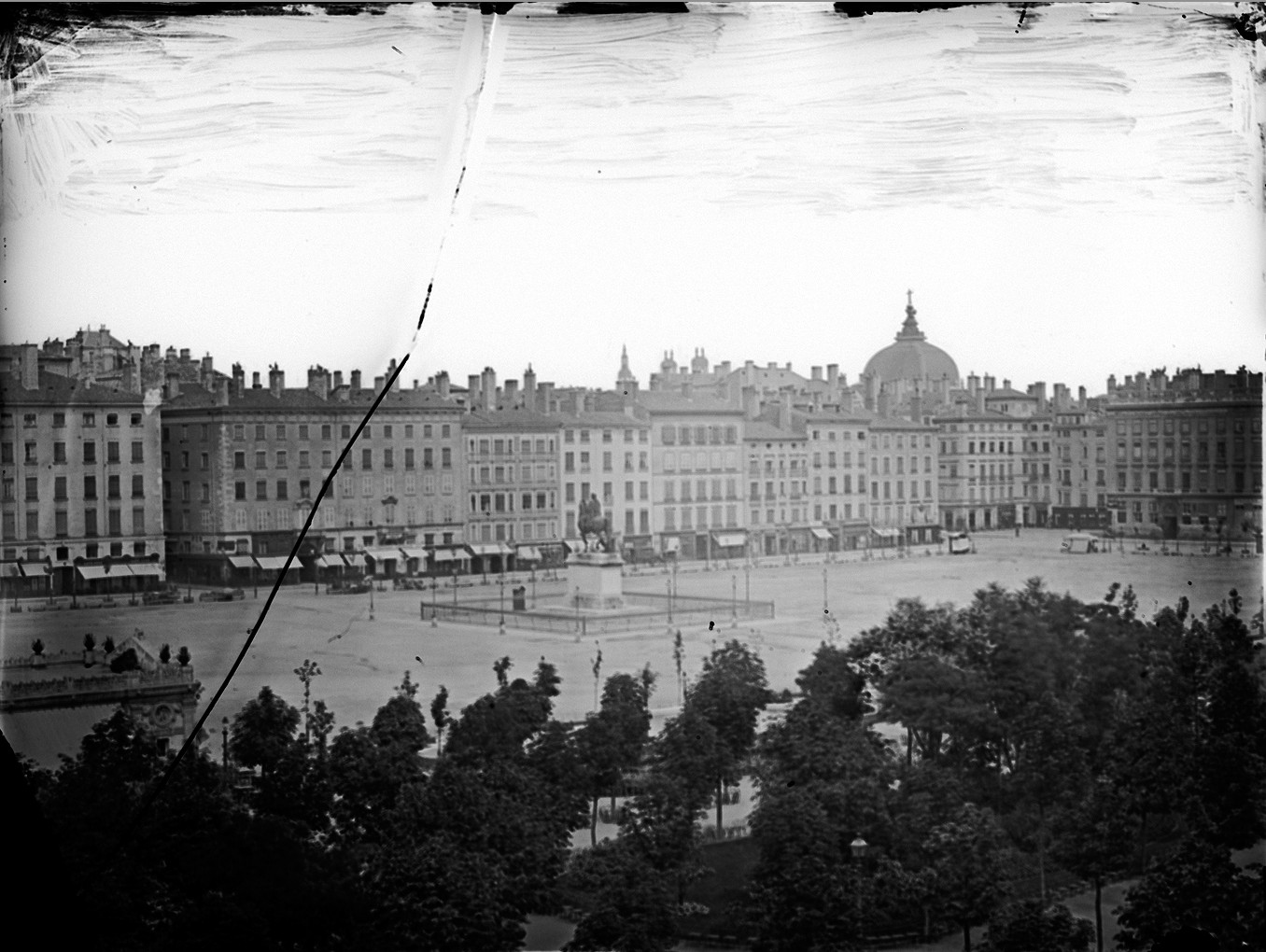 Place Bellecour, vue du nord-est : photographie NB sur plaque de verre par [Louis Froissart] (1854-1860, cote : 3PH/565)