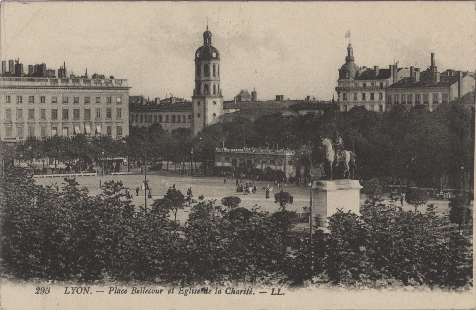 Place Bellecour et église de la Charité : carte postale NB par Léon & Lévy (vers 1910, cote : 4FI/1077)