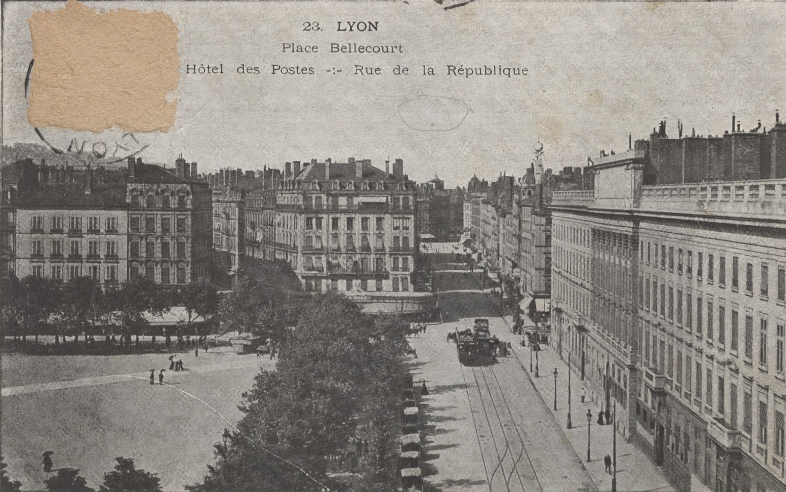 Place Bellecour, hôtel des postes et rue de la République : carte postale NB (vers 1910, cote : 4FI/1176)