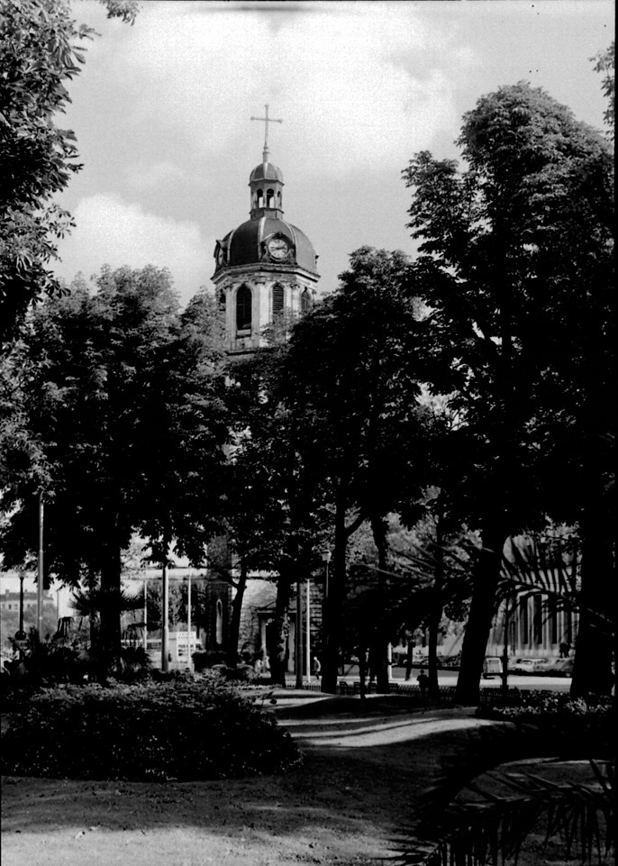 Place Bellecour et clocher de la Charité : photographie négative NB, crédit Poix ou Pernet (sans date, cote : 8PH/2169)