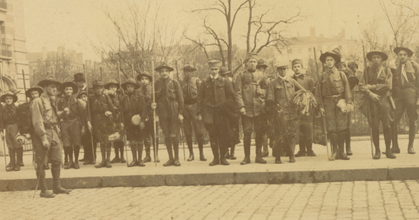 Photo de jeunes scouts partant au camp vers 1930