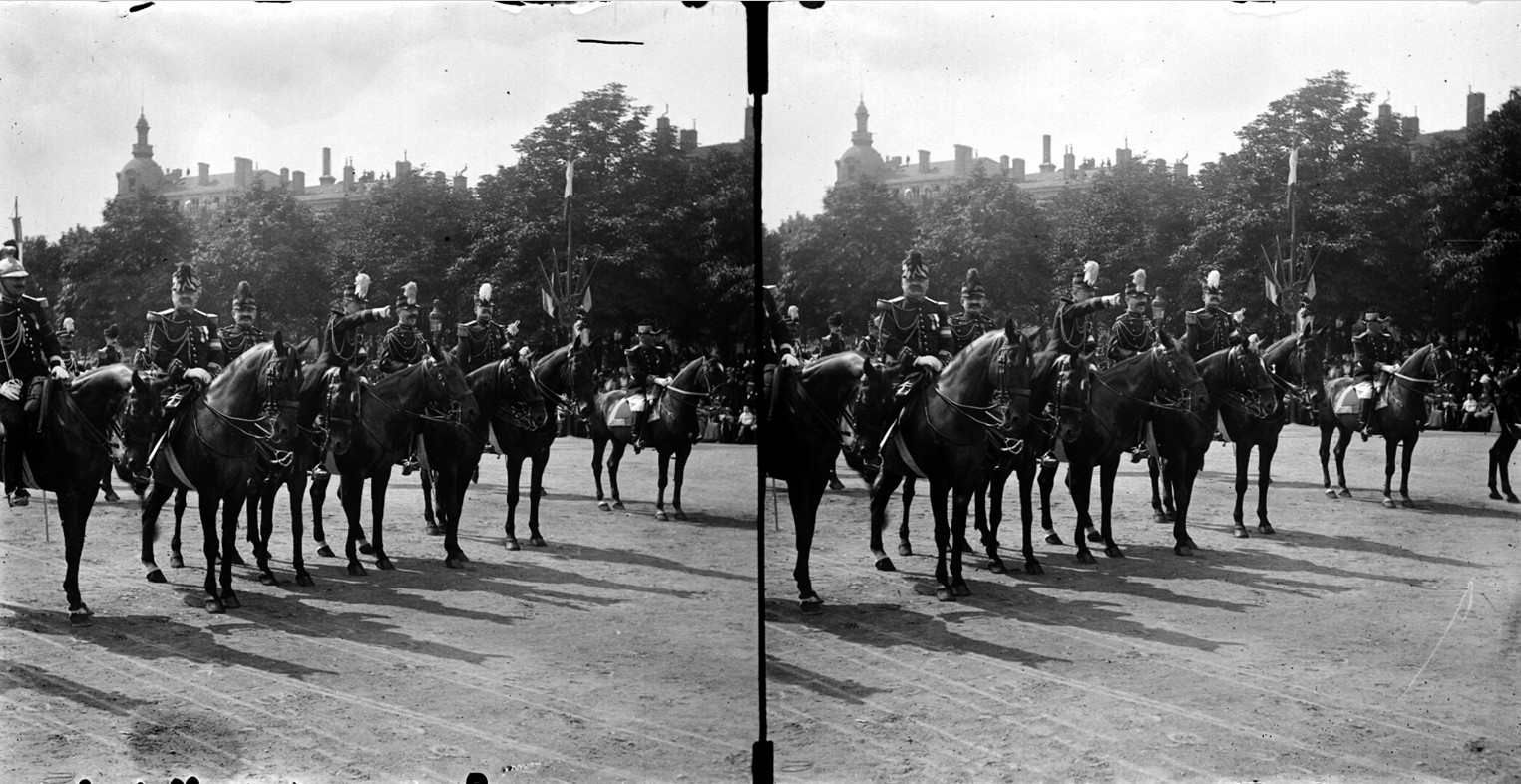Revue militaire place Bellecour : photo stéréoscopique sur plaque de verre (vers 1900, cote : 10PH/37)