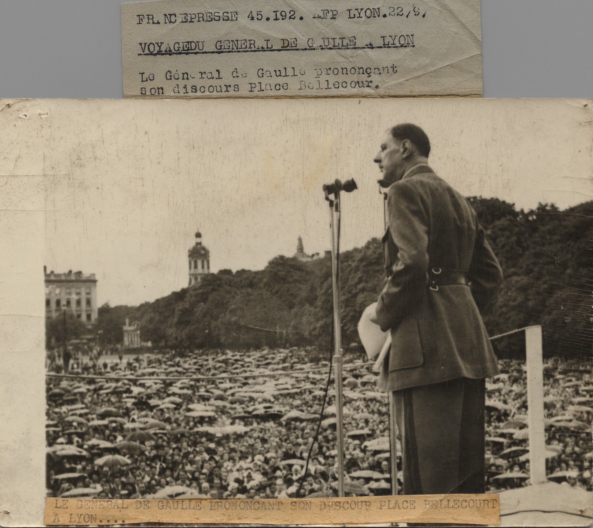 Discours de de Gaulle place Bellecour : tirage photo NB de l'AFP (20/09/1947, cote : 1PH/8356)