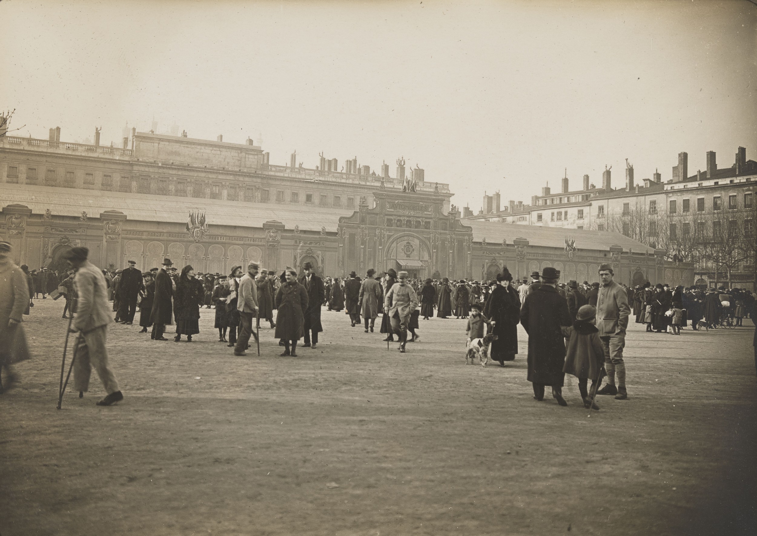 Foire de Lyon place Bellecour : tirage photo NB (03/1916, cote : 2PH/286)