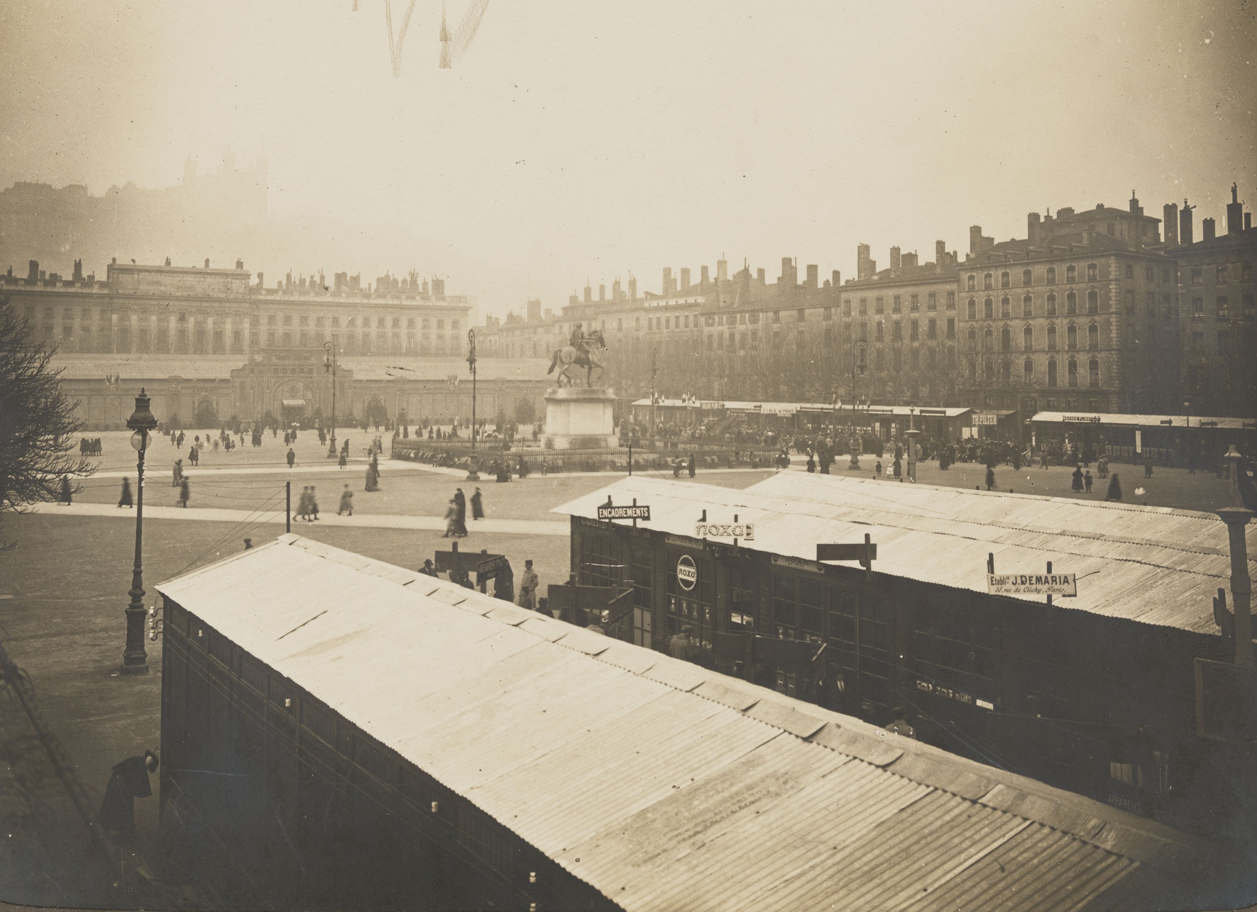 Foire de Lyon place Bellecour : tirage photo NB (03/1916, cote : 2PH/286)