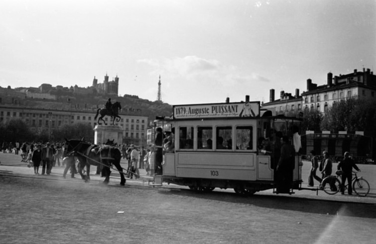 Centenaire des transports en commun, promenade en tramway place Bellecour : négatif NB sur film souple (1979, cote : 38PH/41)