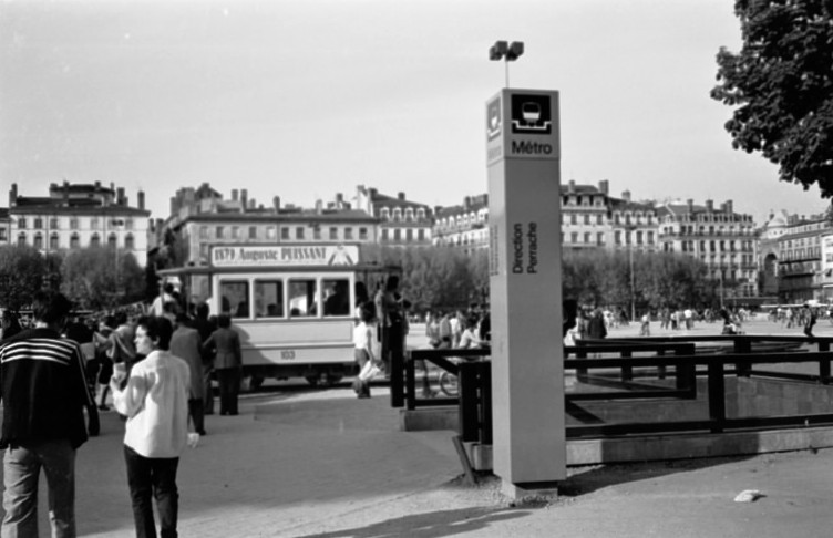 Centenaire des transports en commun, promenade en tramway place Bellecour : négatif NB sur film souple (1979, cote : 38PH/41)