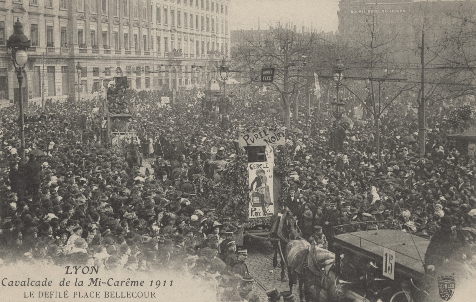Cavalcade de la mi-Carême 1911, défilé place Bellecour : carte postale NB (1911, cote : 4FI/3916)