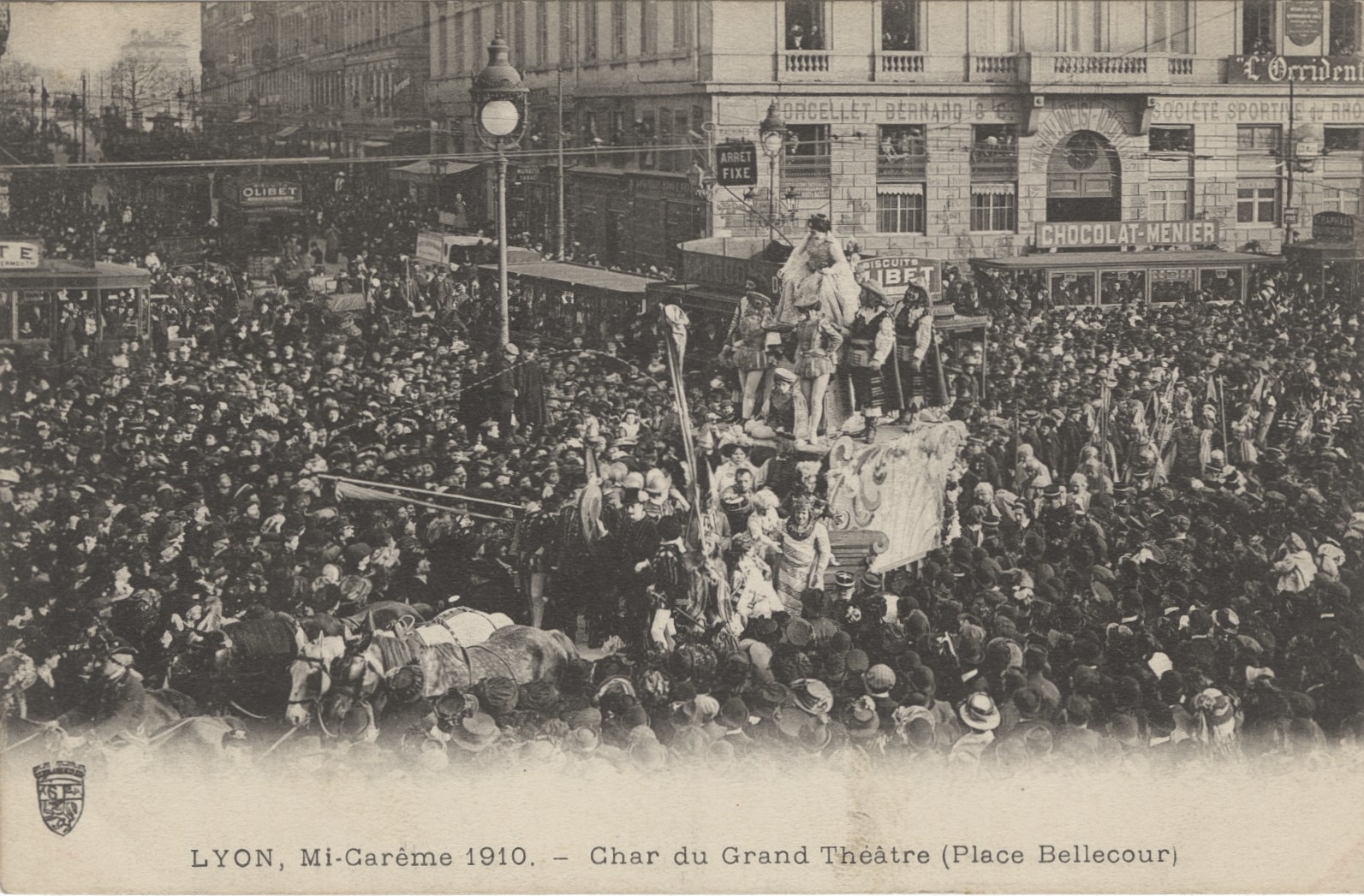Cavalcade de la mi-Carême 1910, défilé place Bellecour : carte postale NB (1910, cote : 4FI/3925)