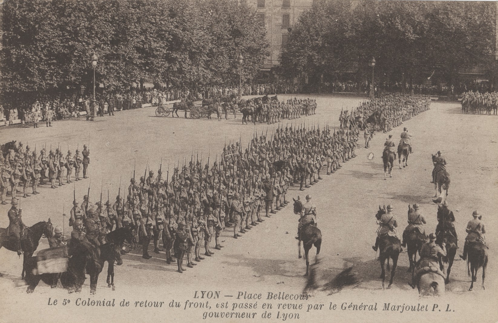 Revue militaire du 5e colonial place Bellecour : carte postale NB (1914-1918, cote : 4FI/4824)