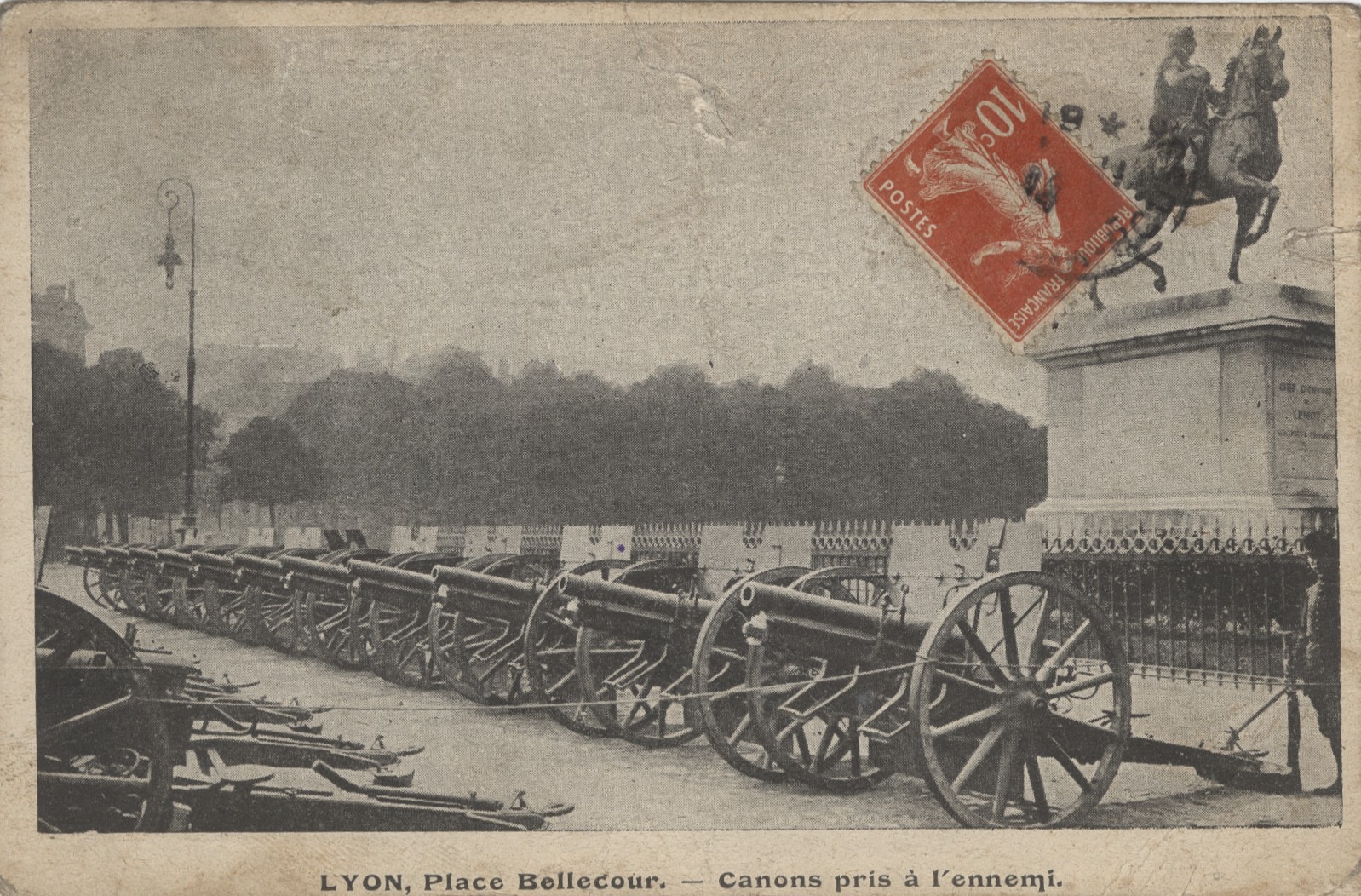 Canons pris à l'ennemi alignés place Bellecour : carte postale NB (1914-1918, cote : 4FI/4839)