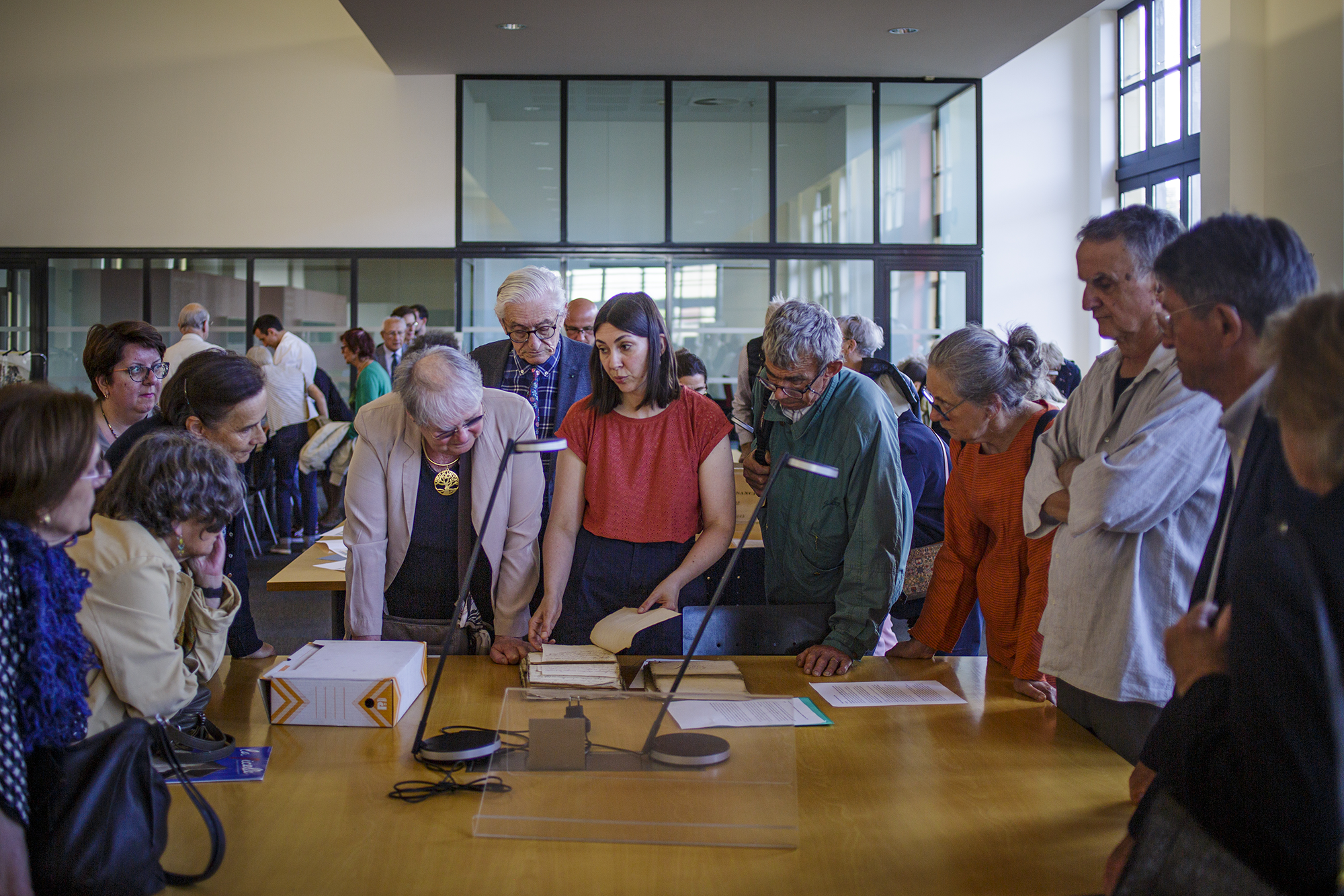 Photo de visiteurs découvrant des documents d'archives - Photo par Philippe Somnolet