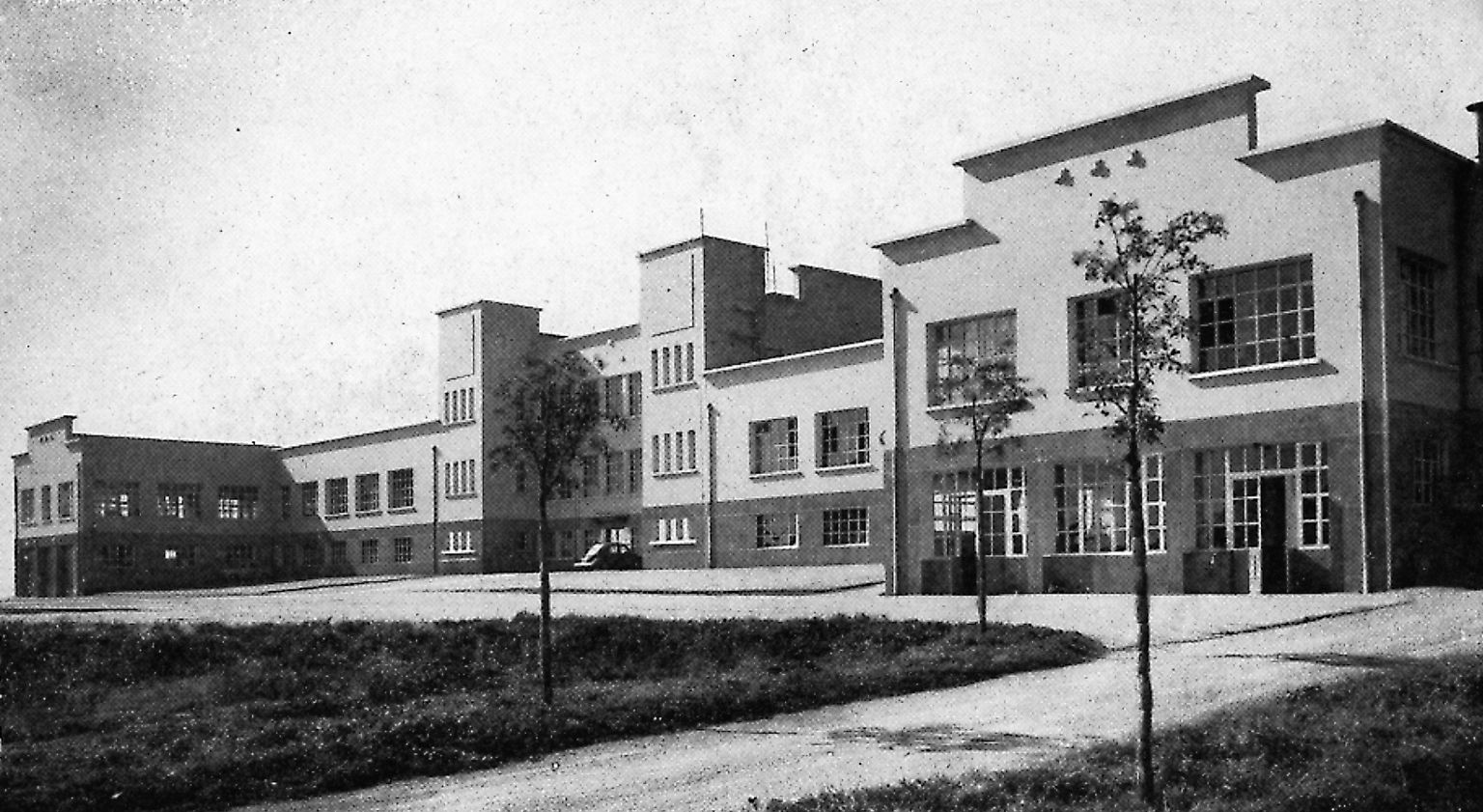Laboratoires Mérieux, Marcy-l'Étoile, façade du bâtiment principal : photo NB (1957, cote 1PH/744)
