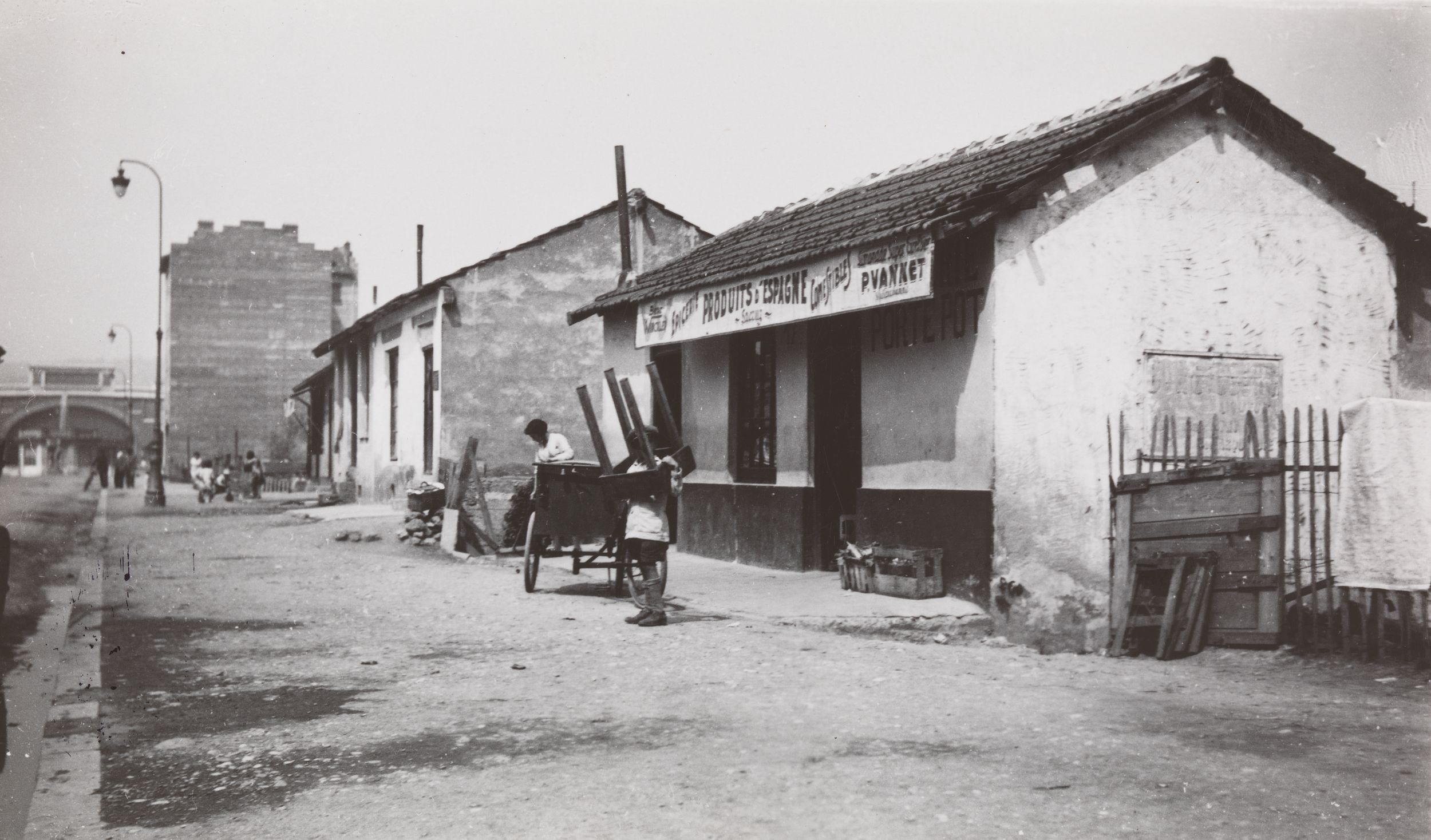 Petit commerce étranger « Produits d'Espagne », quartier de Gerland : photo. NB anonyme (1934, cote 1PH/8343)