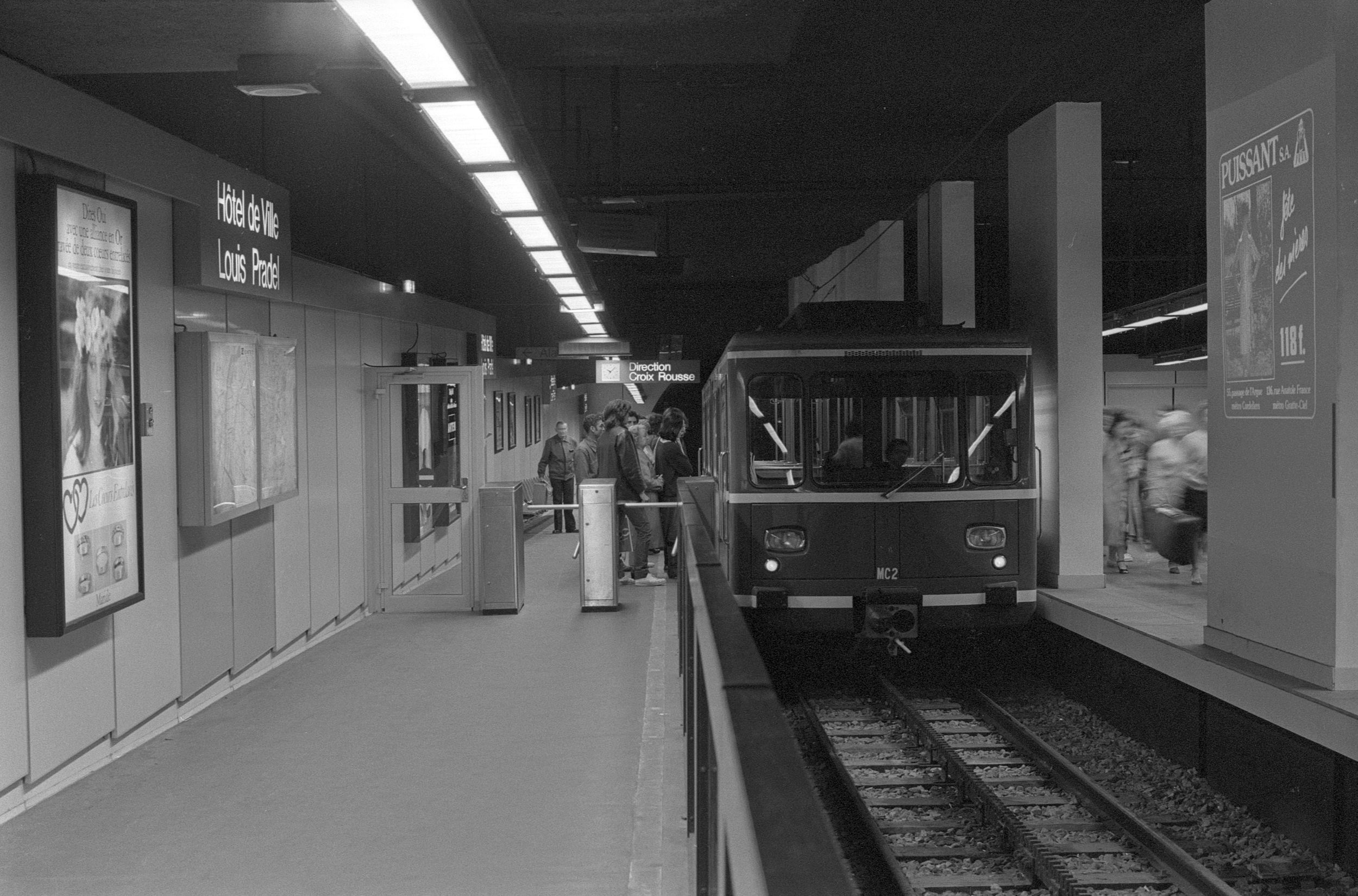 Station Hôtel de Ville, métro C direction Croix-Rousse : photo. NB TCL (1981, cote 38PH/100/5)