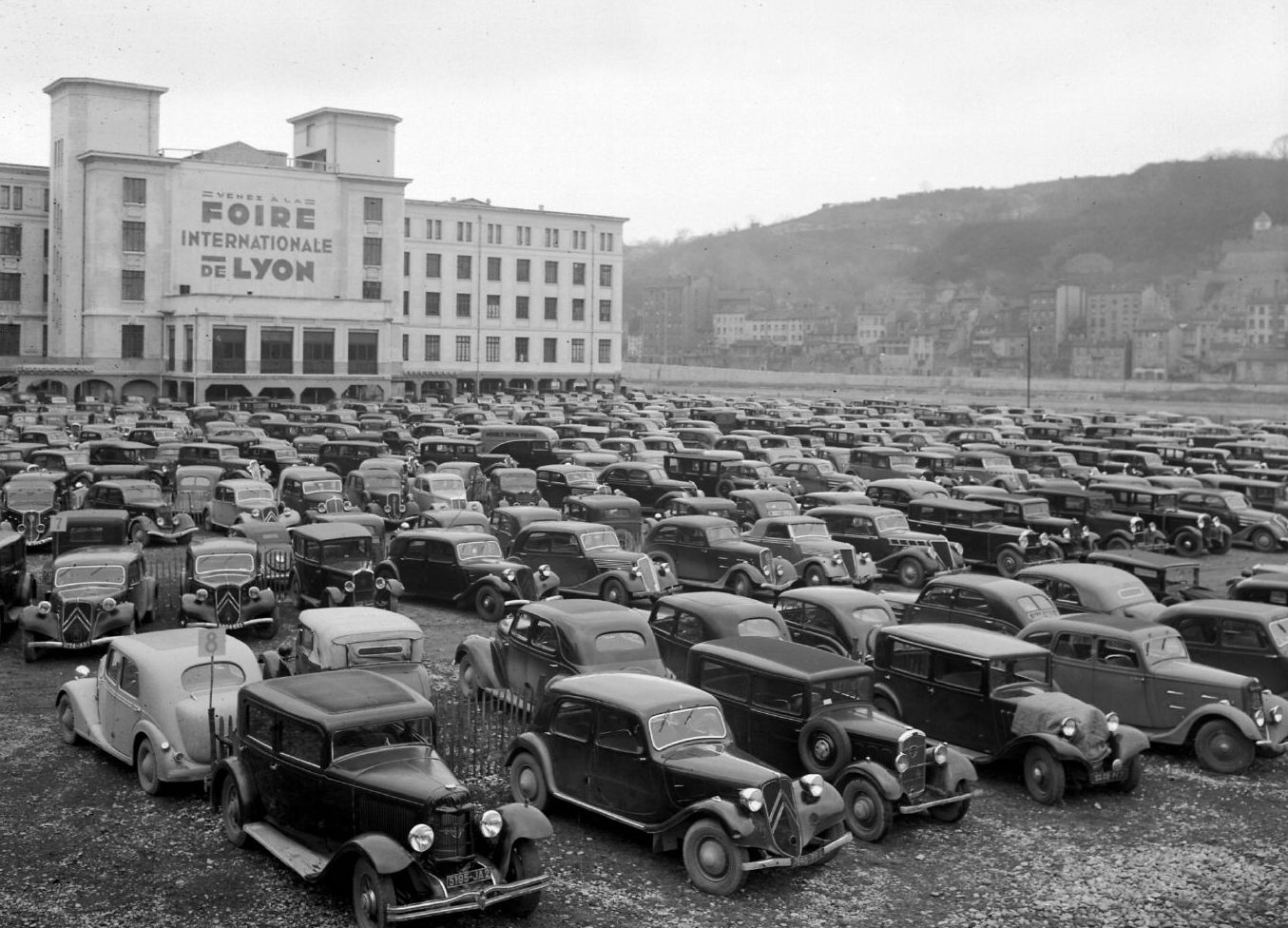Palais de la foire, voitures stationnées devant le bâtiment : photo. NB E. Pernet (v. 1936-1938, cote 8PH/179)