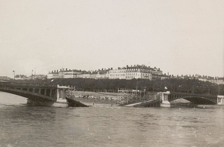 Pont Morand détruit par les Allemands en 1944 : photo. NB (1944, cote 100PH/67/1)