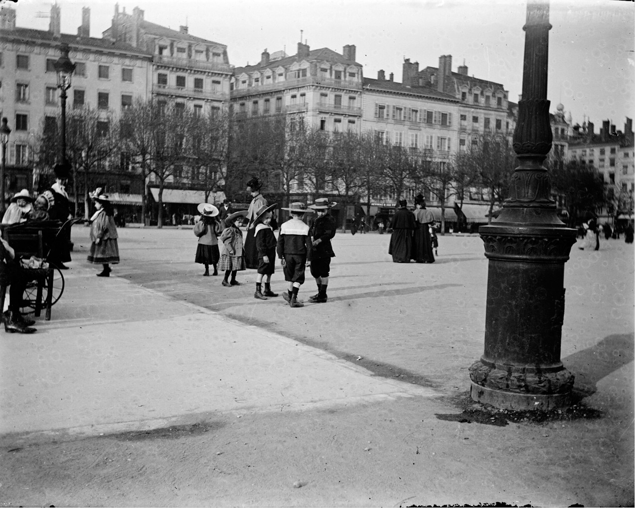 Enfants place Bellecour : photo. négative sur plaque de verre, crédit la Vie française (vers 1900, cote 10PH/186)