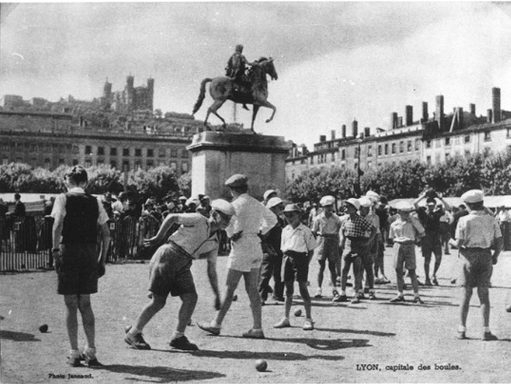Jeux de boules place Bellecour : tirage photo. NB par Lachassagne (1935, cote 1PH/5143, repro. à usage privé)