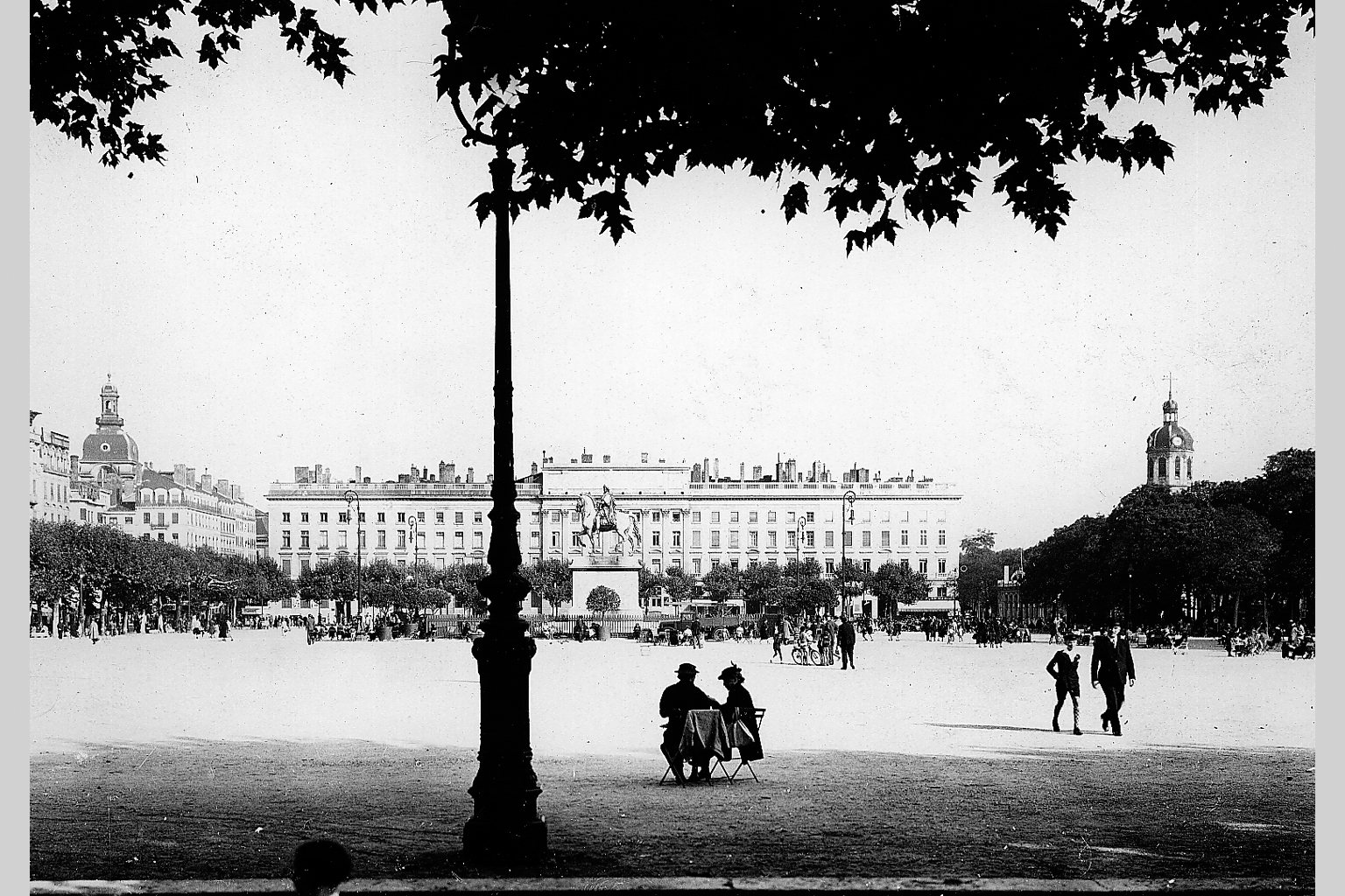 Place Bellecour en direction de l'est : tirage photo NB par Gidrol (1938, cote 1PH/561/2)