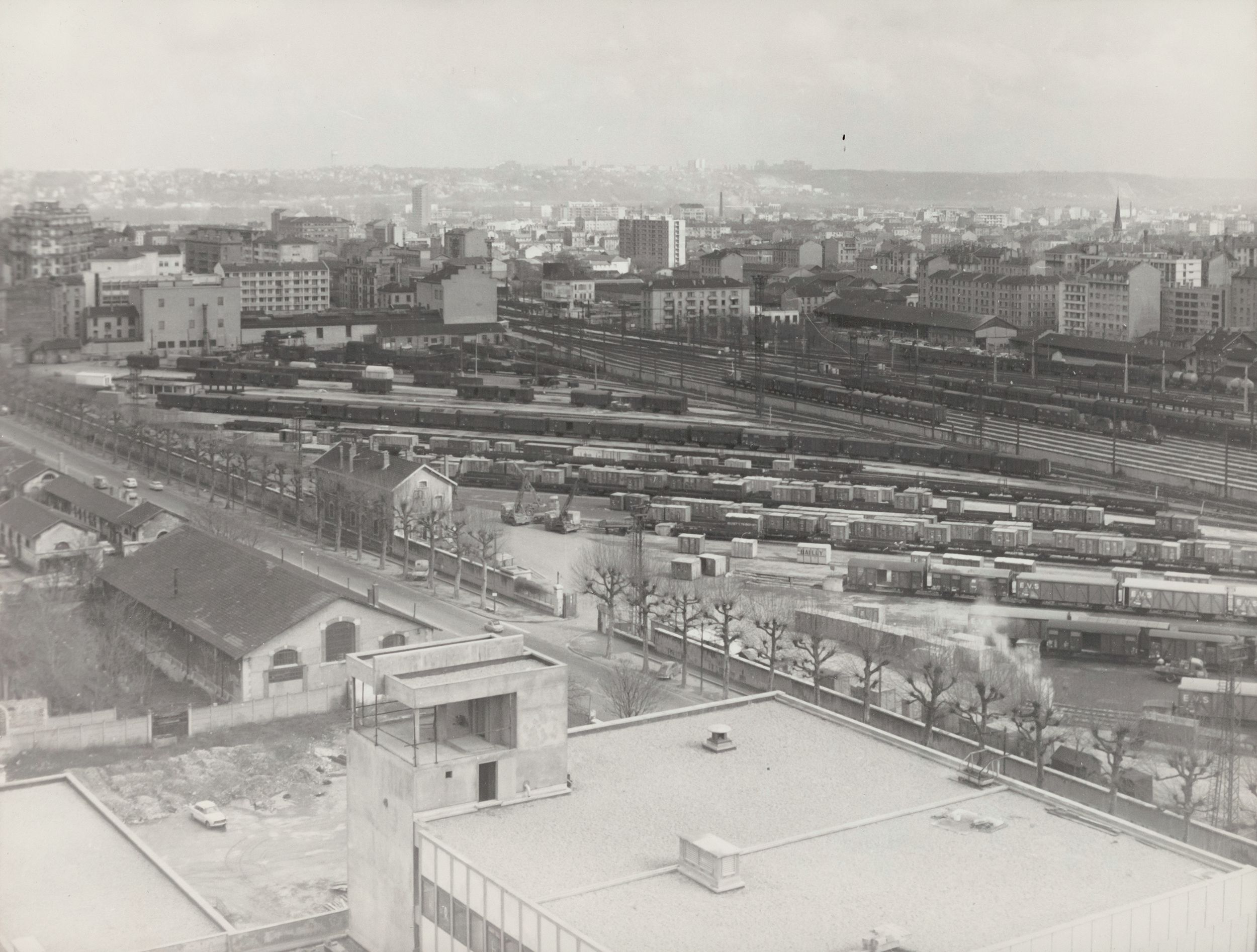 Quartier de la Part-Dieu, boulevard Marius-Vivier-Merle et ancienne gare : photo. NB Pintaparis (1967, cote 2PH/19/4)