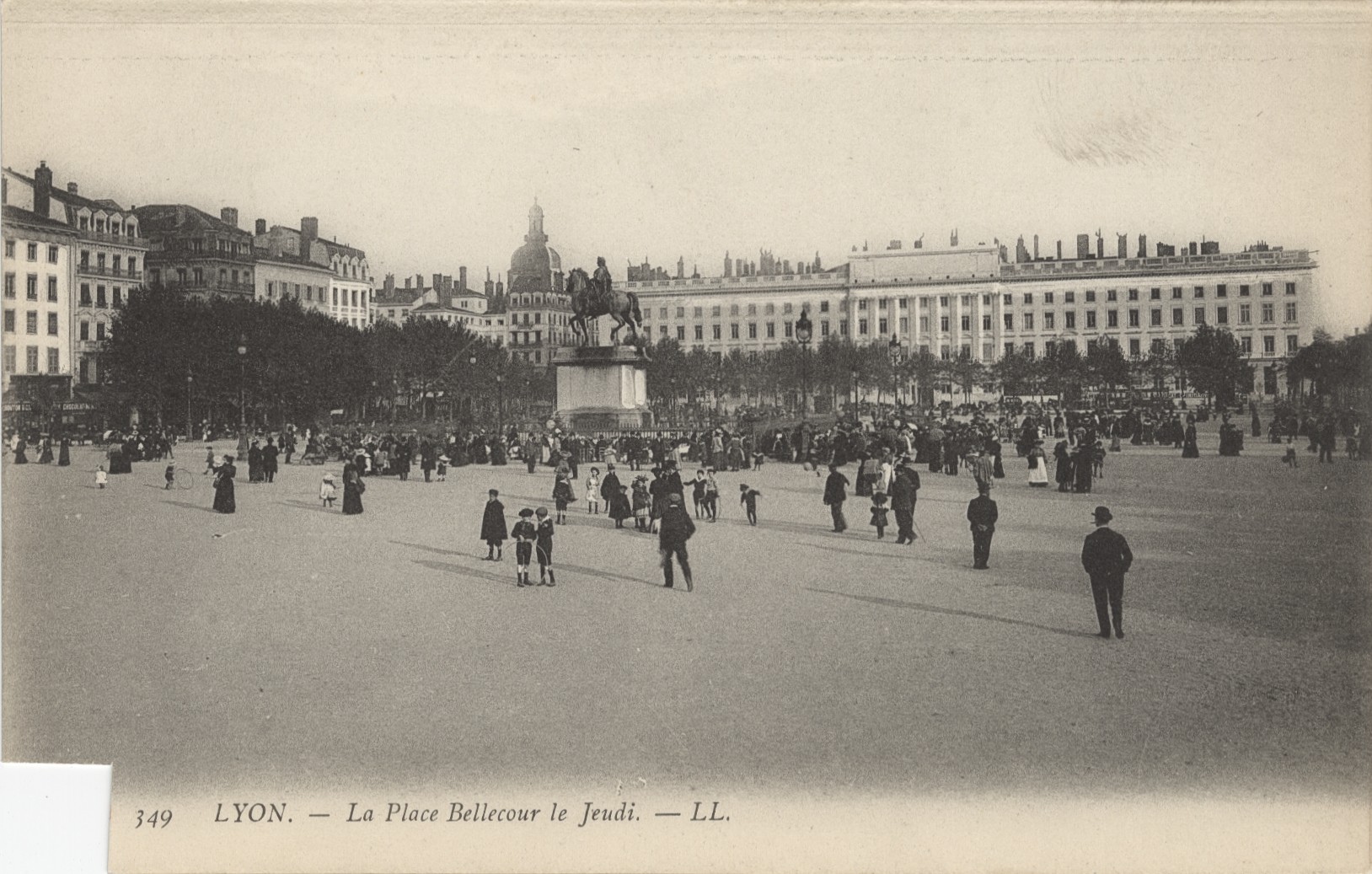 La place Bellecour le jeudi : carte postale NB par Léon et Lévy (vers 1910, cote 4FI/1082)