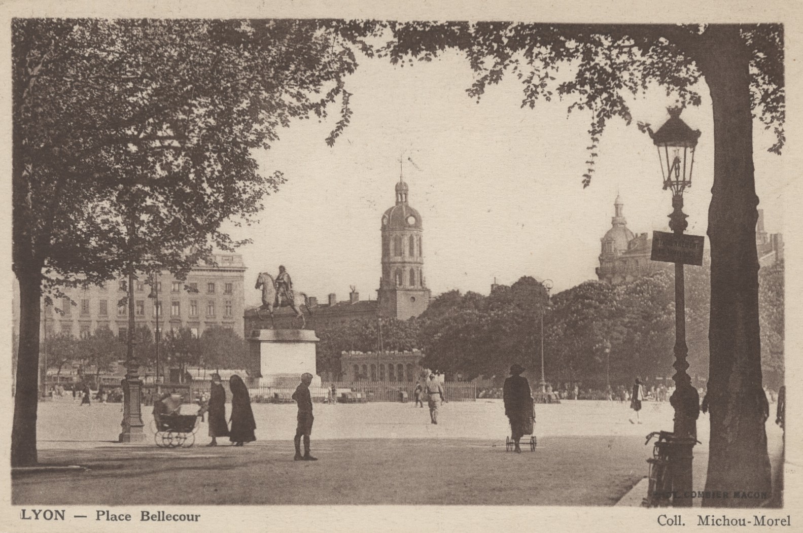 Lyon - Place Bellecour : carte postale NB, Combier (vers 1910, cote 4FI/1085)