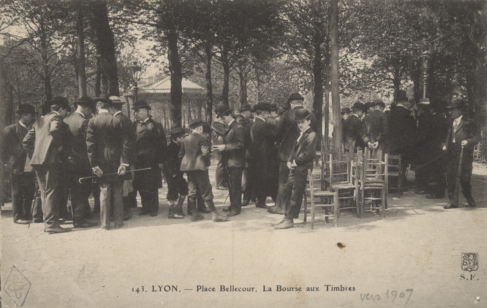 Lyon - Place Bellecour, la bourse aux timbres : carte postale NB, S. Farges (vers 1907, cote 4FI/1147)90
