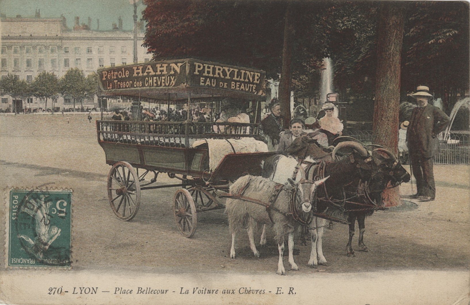 Lyon - Place Bellecour, la voiture aux chèvres : carte postale colorisée (vers 1912, cote 4FI/1152)