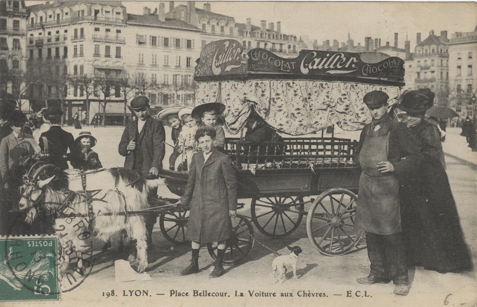 Lyon - Place Bellecour, la voiture aux chèvres : carte postale NB (vers 1913, cote 4FI/1160)