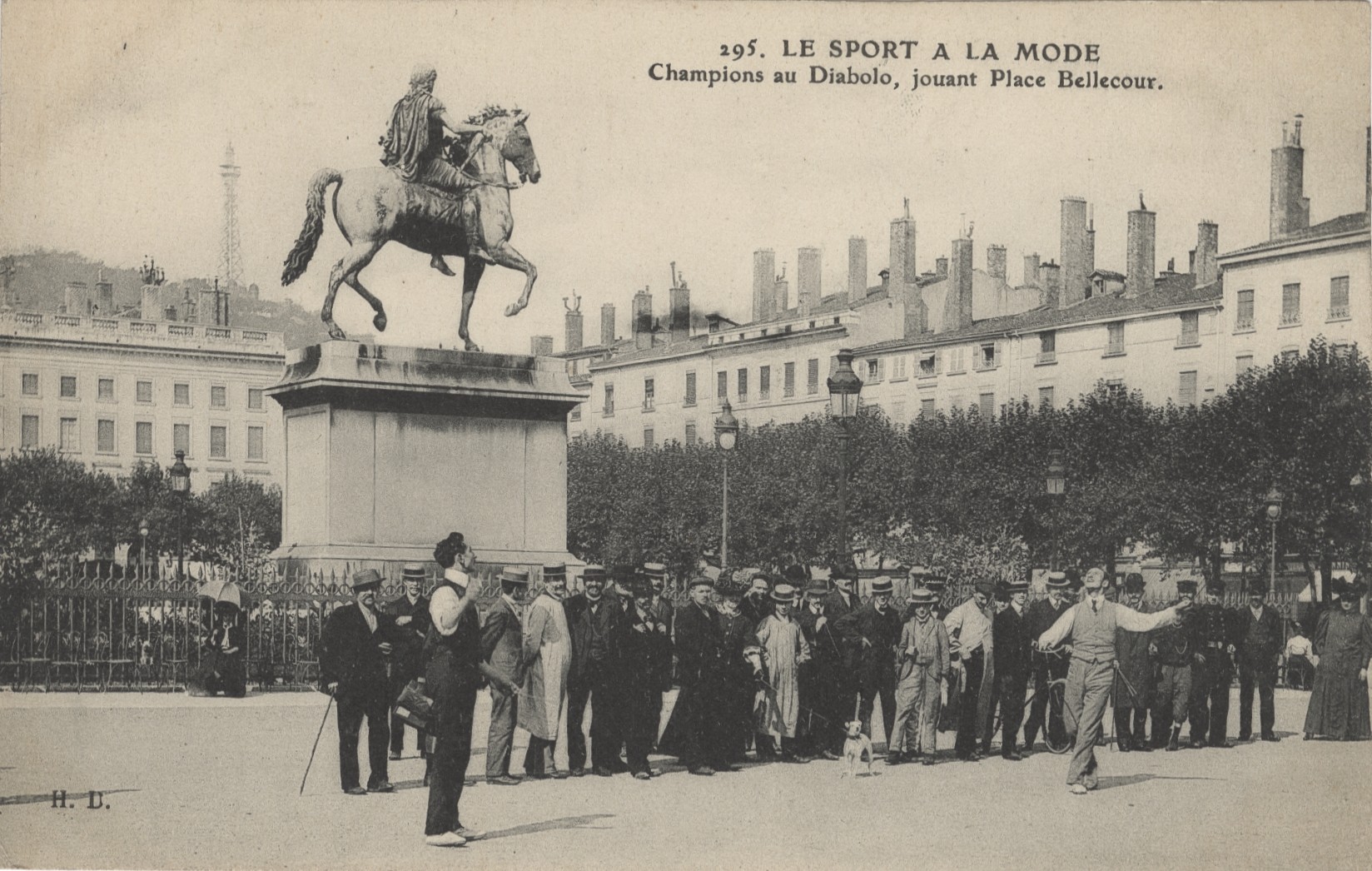 Le sport à la mode - Champions de diabolo, jouant place Bellecour : carte postale NB (vers 1910, cote 4FI/3833)