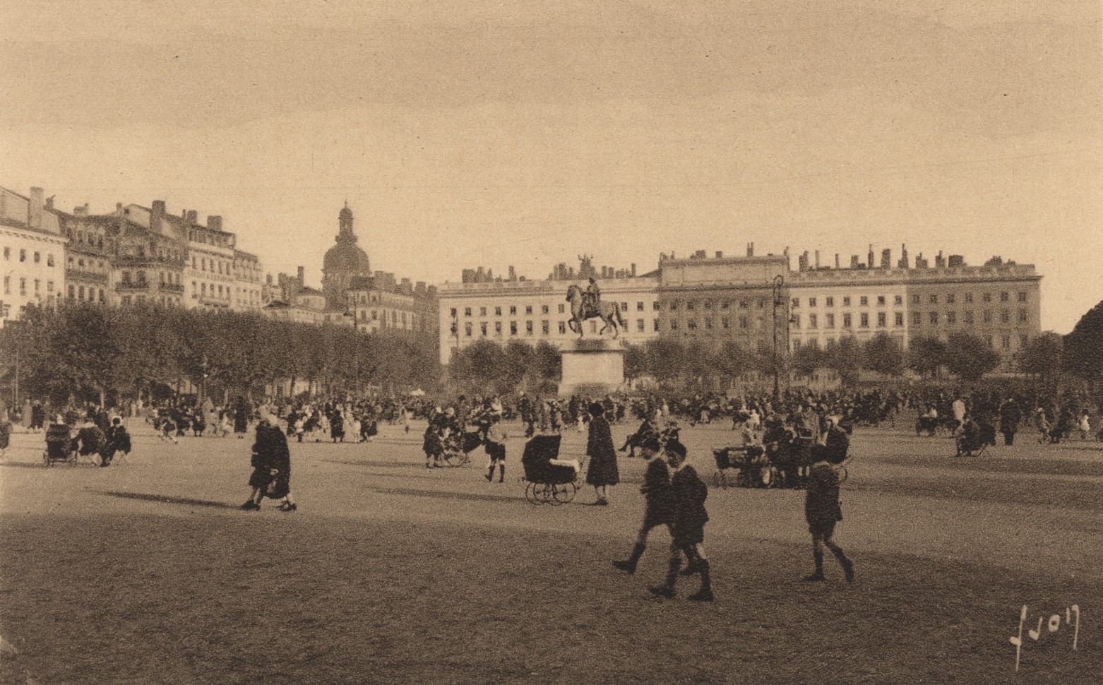 Lyon - Place Bellecour (en direction du nord-est) : carte postale NB par Yvon (vers 1928, cote 4FI/11999)