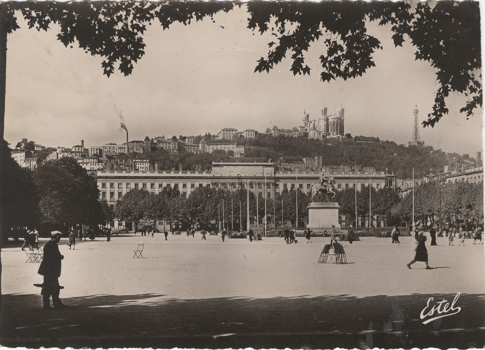 Lyon - Place Bellecour et colline de Fourvière : carte postale NB par Estel (vers 1950, cote 4FI/12209)