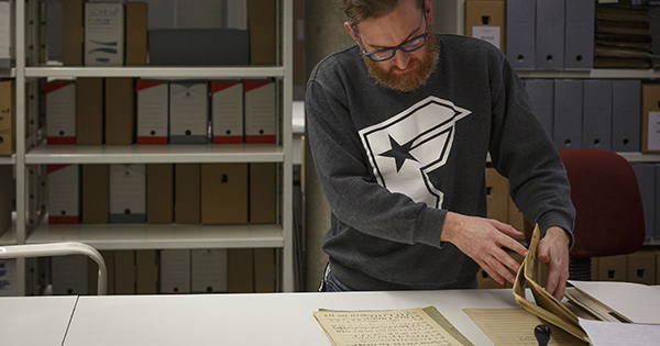 Archiviste en train de classer des documents 
