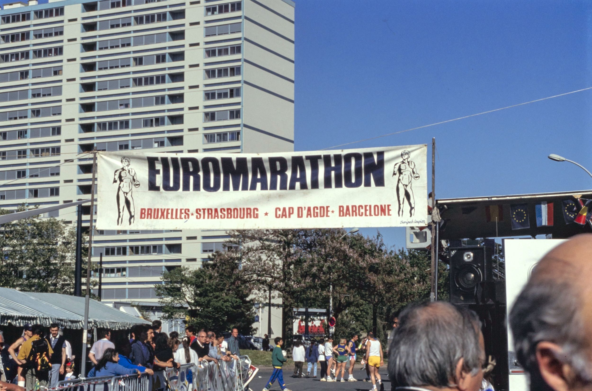 Arrivée de l'Euromarathon dans le 9e arrondissement : photo. couleur (1992, cote 1518WP/1298/30, repro. commerciale interdite)