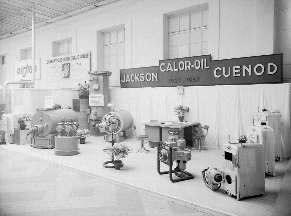 Foire de Lyon 1957, stand d'exposition d'appareils de chauffage : photo. NB E. Pernet (1957, cote 8PH/1209)