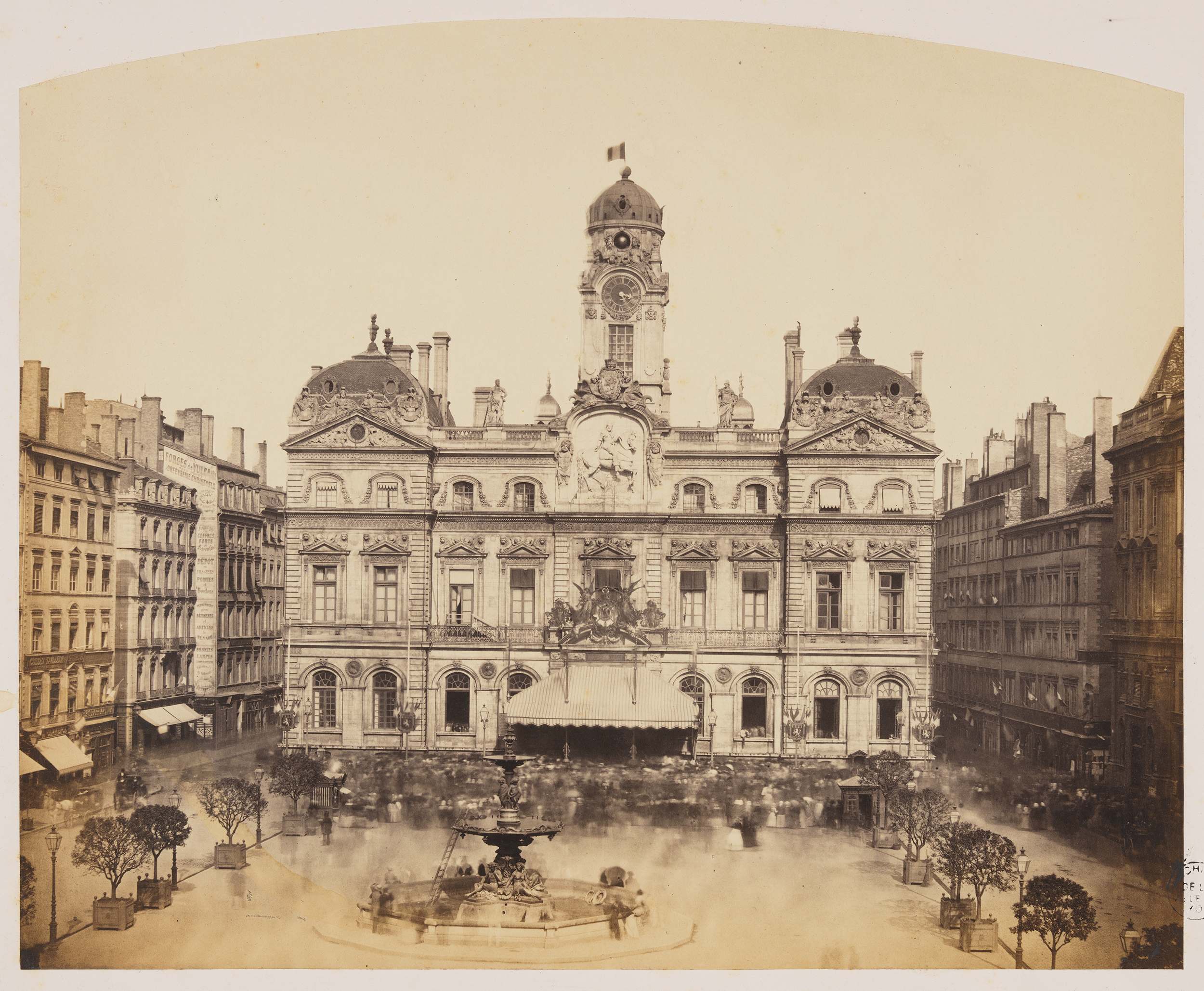 Façade de l'Hôtel de Ville et de son dais depuis la place des Terreaux - 117PH/1